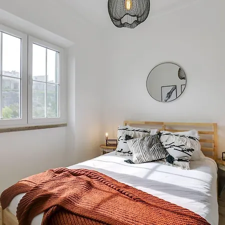 Elegant 3bed 2bath In Central Apartment